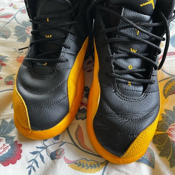 Nike Jordan Retro 12 University Gold basketball shoes - Picture 2 of 12